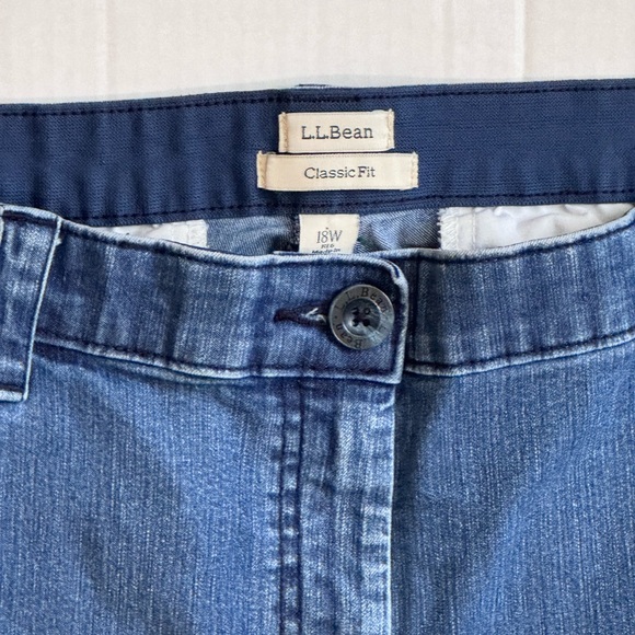 L.L. BEAN CAPRI 18W. CLASSIC FIT. MEDIUM RISE BLUE DENIM CAPRIS. FLEX WAIST. - Picture 4 of 12